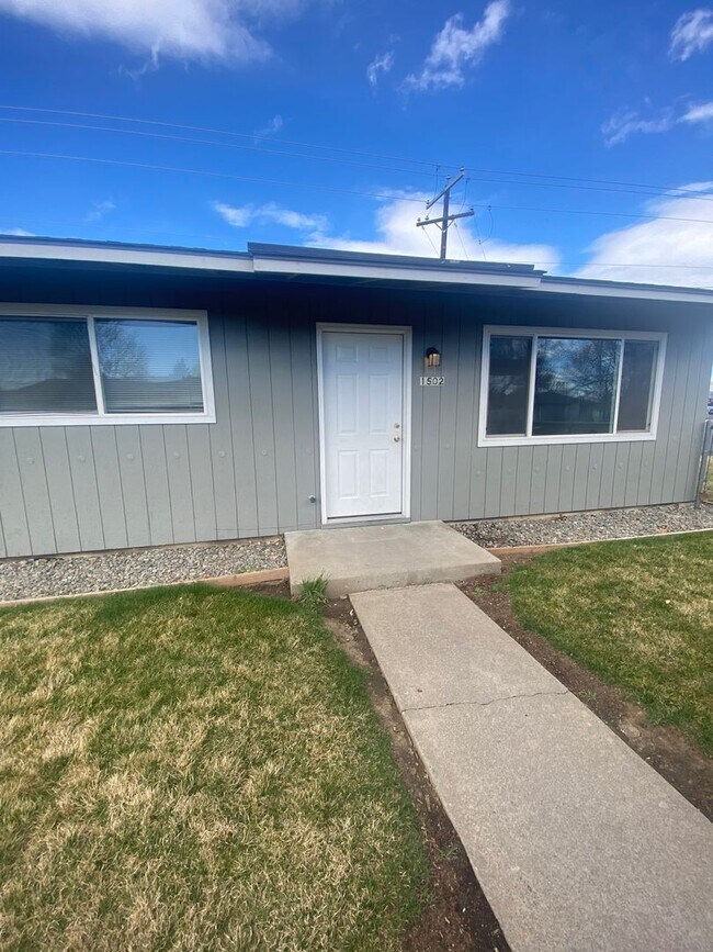 Building Photo - g1502