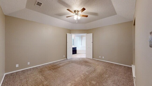 Building Photo - 3 bed 2 bath home, 2 car garage