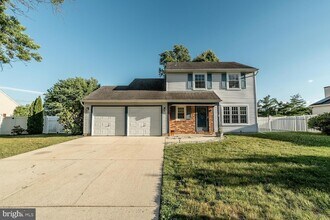 Building Photo - 10 Honey Locust Ln