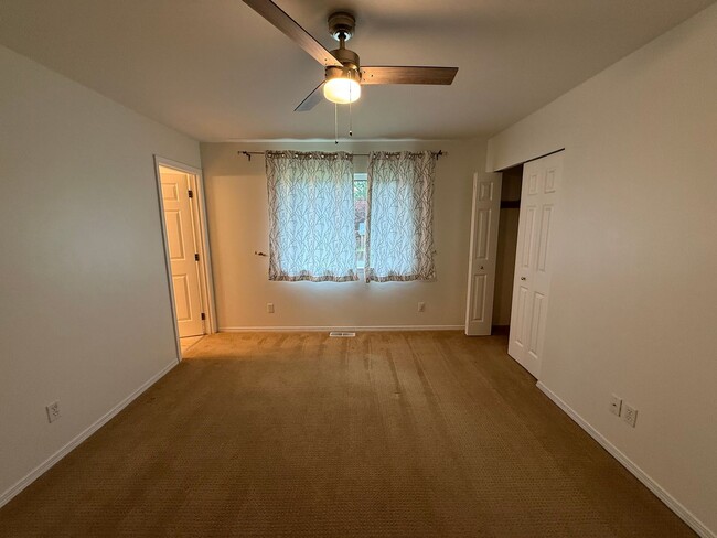 Building Photo - Beautiful Split-Entry 4 Bed 3 Bath Home Fully Fenced Yard