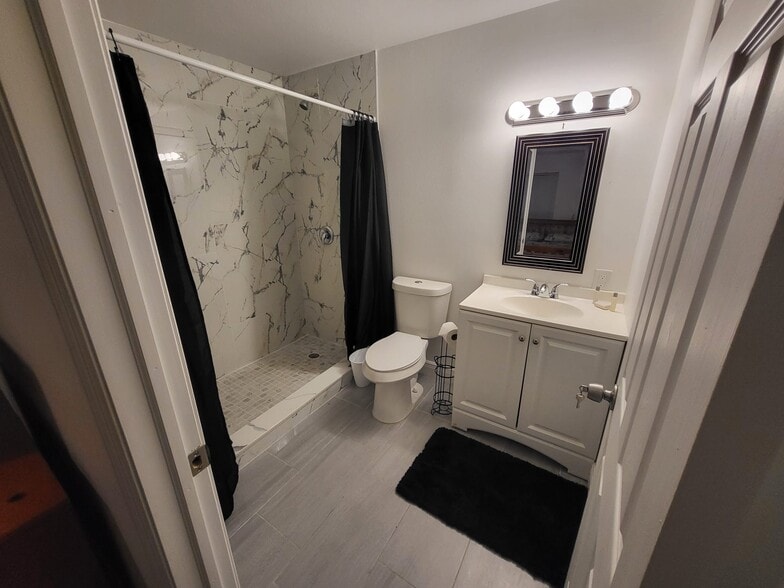 Building Photo - 802 Ferndell Rd