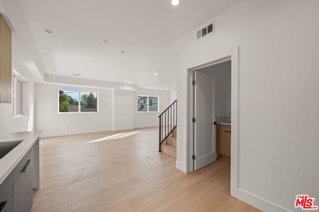 Building Photo - 913 N Hobart Blvd