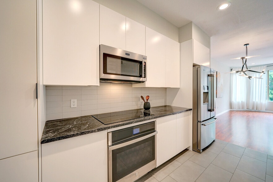 Kitchen with granite countertops - 435 W Rio Salado Pky