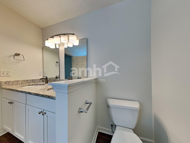 Building Photo - 5057 Thornton Dr