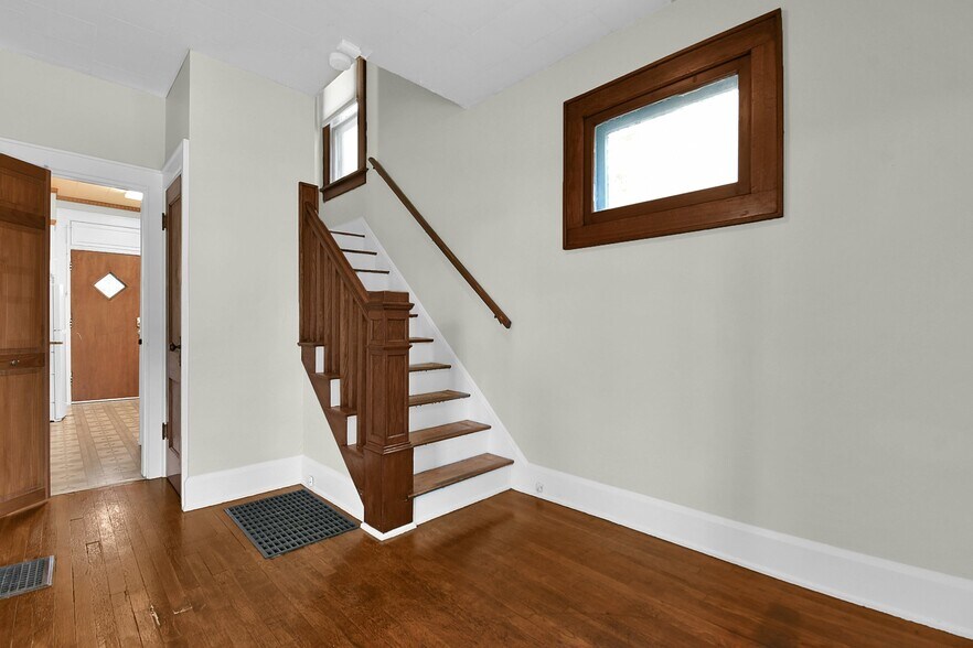 Building Photo - 30 W Norwich Ave
