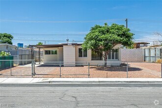 Building Photo - 1720 Eastwood Dr