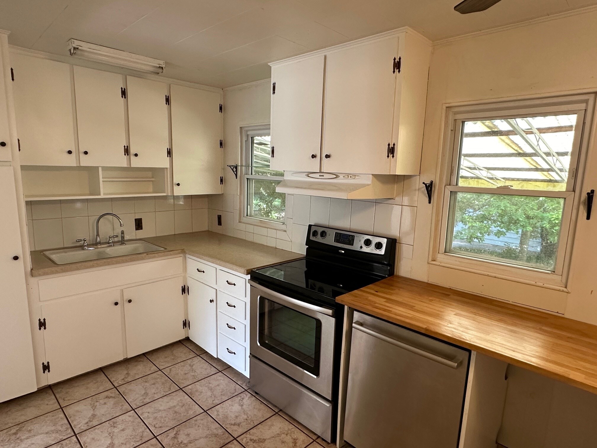 Building Photo - 2302 Willow Creek Dr