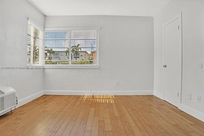 Building Photo - 7315 Carlyle Ave