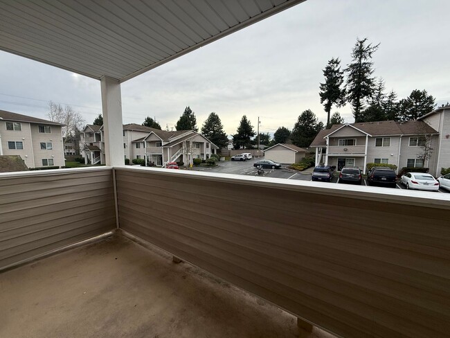 Building Photo - Move-In Ready! Renovated Modern 2BD/1BTH E...