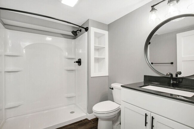 Building Photo - 1801 Elaine Dr