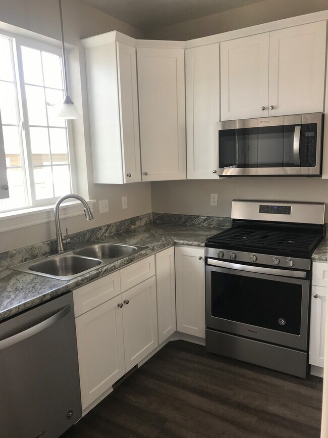 Building Photo - Newer Provo Townhome!