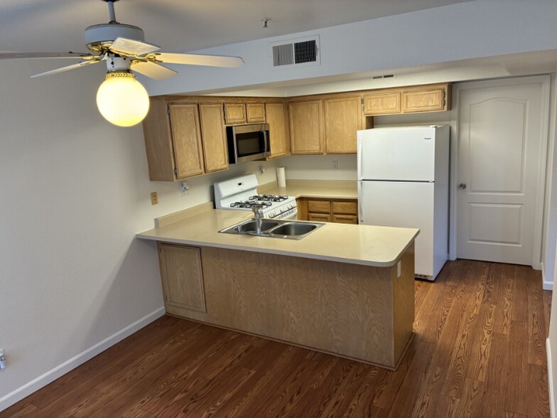 Building Photo - 315 N Cottonwood St