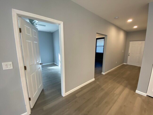 Building Photo - 514 NW 11th Ave