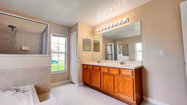 Building Photo - Huge!! 3 bedroom 2 bath in Deltona Lakes. ...