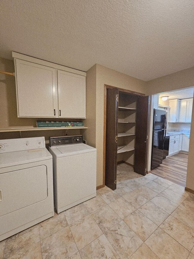 Building Photo - 2 BEDROOM | 1 BATH | SINGLE LEVEL | GARAGE...