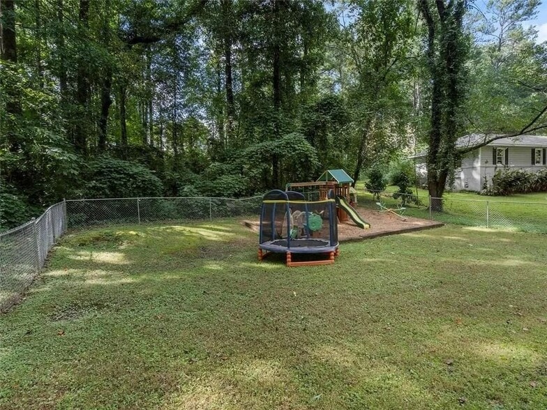 Building Photo - 2013 Addison Rd NE