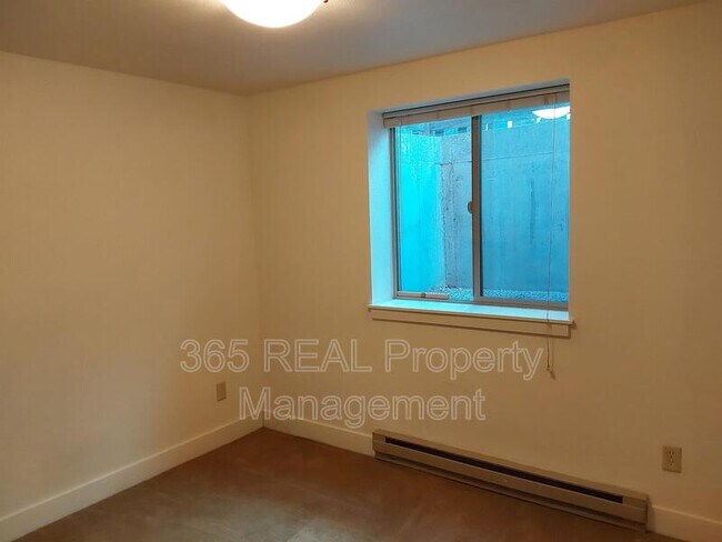 Building Photo - 716 Maple Street - B