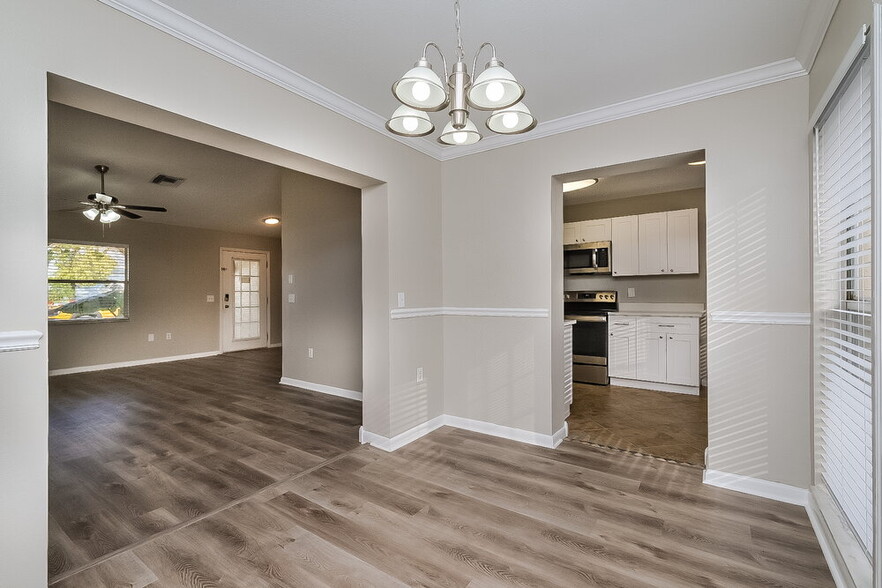 Building Photo - 10950 Kenmore Dr