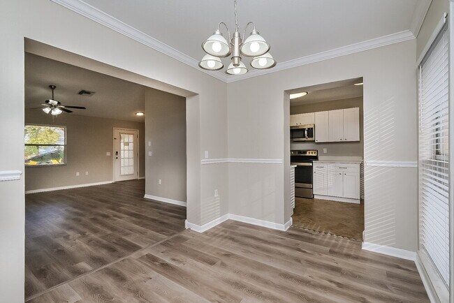 Building Photo - 10950 Kenmore Dr