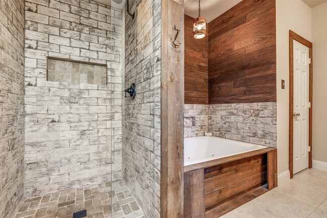 Main Bedroom Bathroom - 1112 Heather Ln