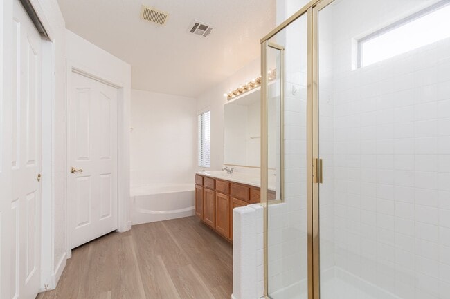 Building Photo - Great 5 Bedroom Home in Summerlin