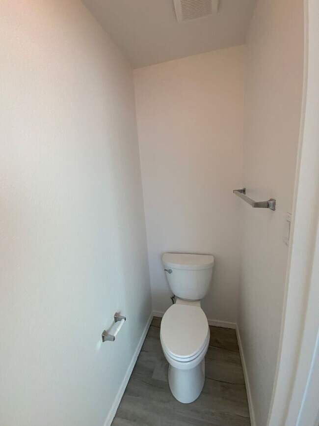 Building Photo - 4 Bedroom Single Story Home Available in C...