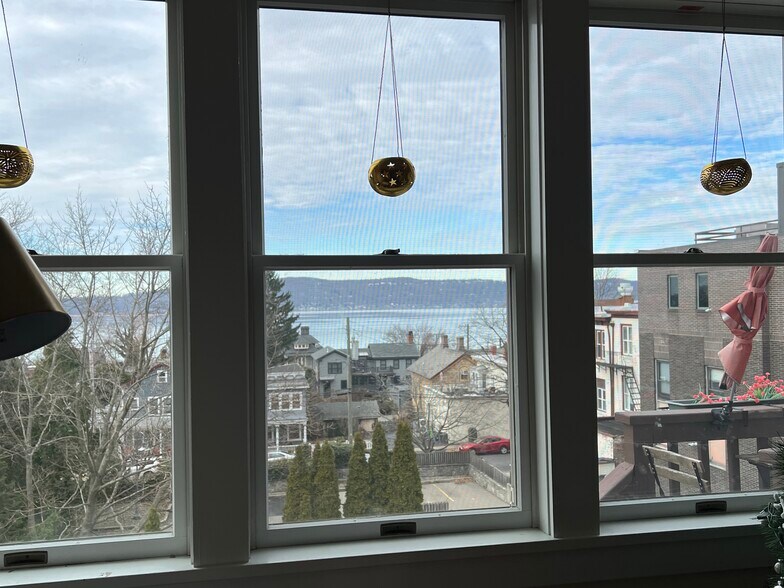 Building Photo - 10 S Eckar St