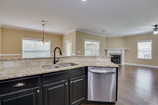 Building Photo - 4 Bedroom 2.5 Bath in Crawford Creek