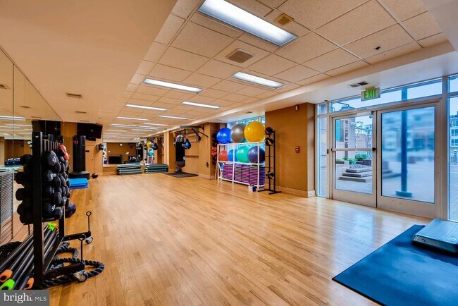 Building Photo - 900 Valencia Ct