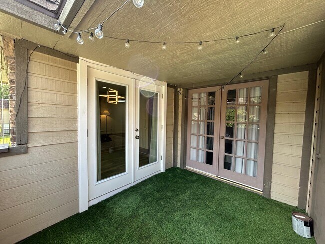 Building Photo - 200 Martingale