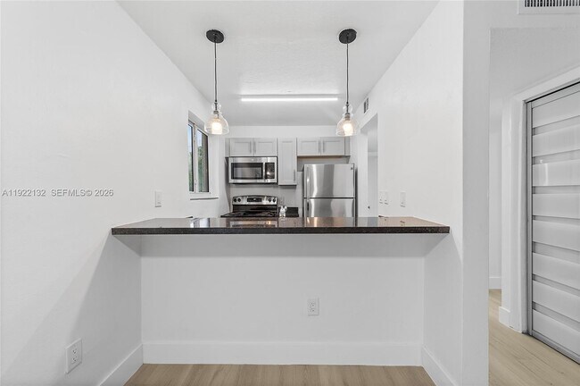 Building Photo - 12101 NE 6th Ave