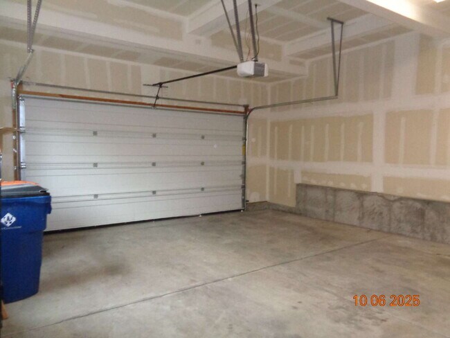 Building Photo - Exclusive community