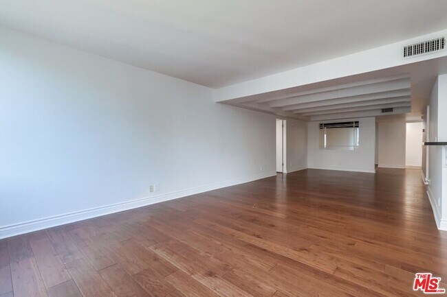 Building Photo - 435 N Oakhurst Dr