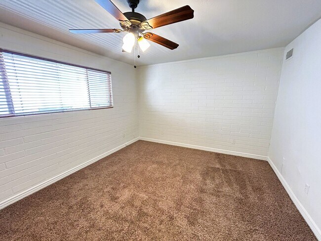 Building Photo - Prime Scottsdale Location! 2 bed 1.5 bath with community pool