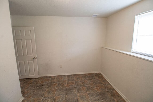 Building Photo - 1013 W Ash St