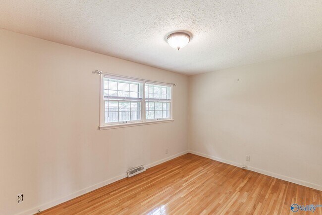 Building Photo - 904 SE Chatterson Rd