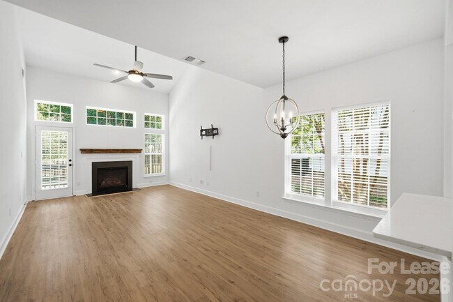 Building Photo - 4084 Holly Villa Cir