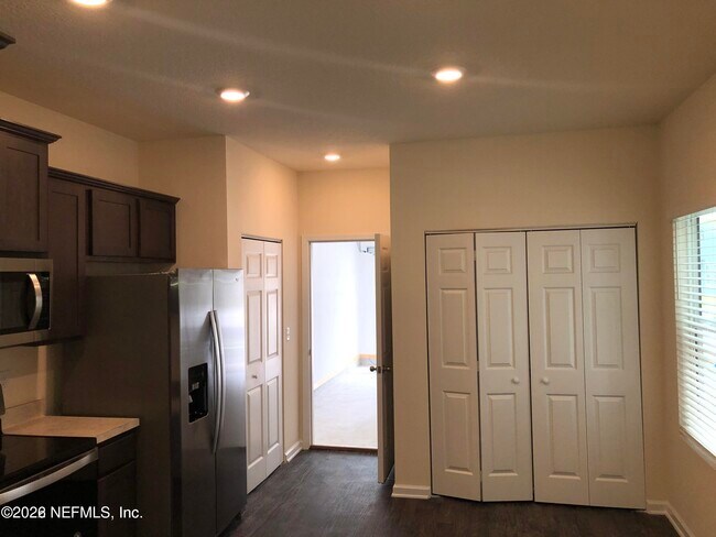 Building Photo - 57 Scotch Pebble Dr