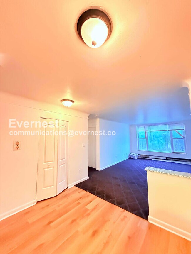 Building Photo - 15601 Schoolcraft Rd