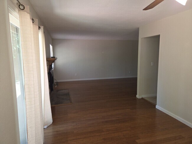 Building Photo - Unfurnished three bedroom house in Al Tahoe