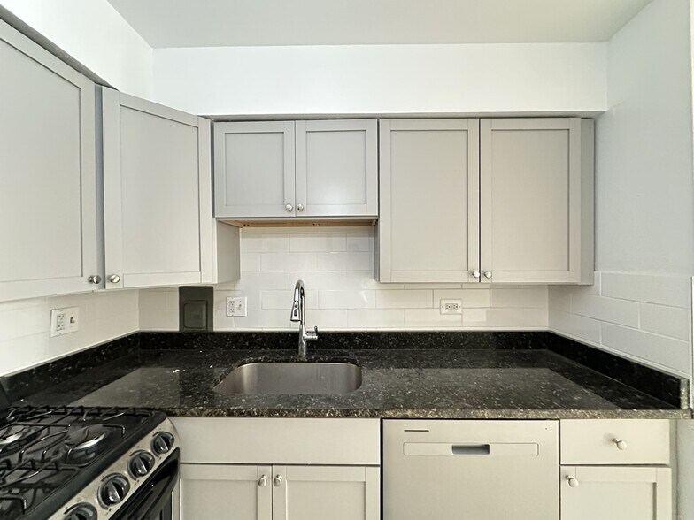 Building Photo - 1515 W Morse Ave