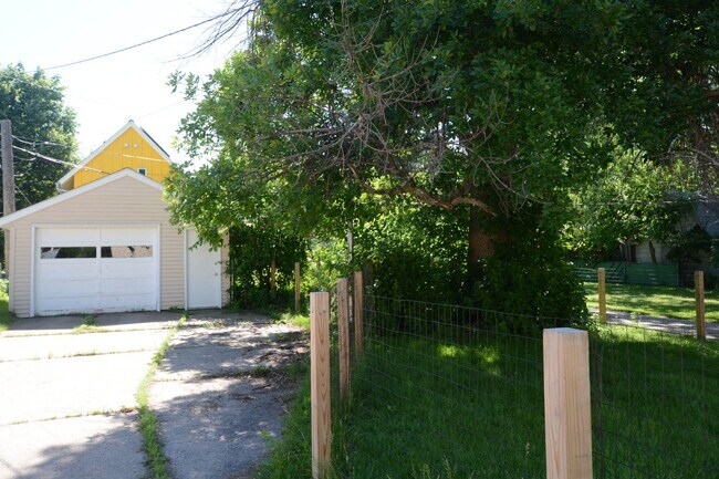 Building Photo - Cozy 2-Bed 2-Bath Home in St. Paul - Available Now!