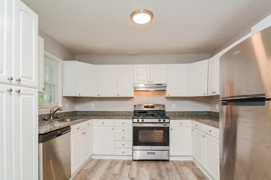 Building Photo - 2607 Sedgefield Dr