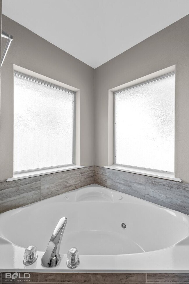 Building Photo - Check Out this 4 bed 2 bath