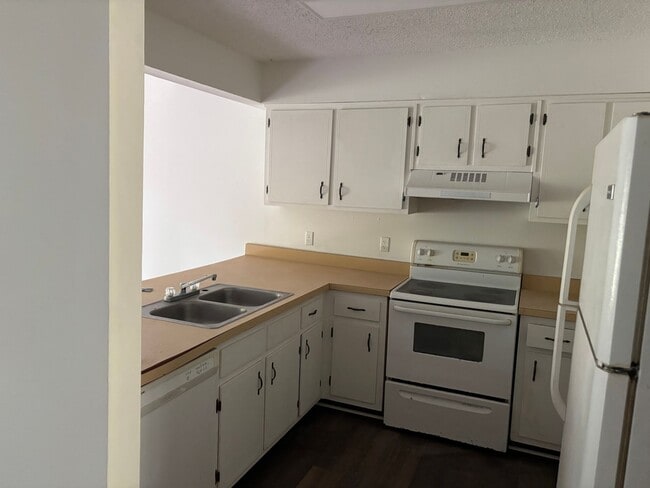 Building Photo - 3 bed 2 bath spacious townhome in ideal area