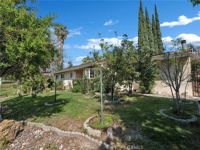 Building Photo - 10918 Reseda Blvd