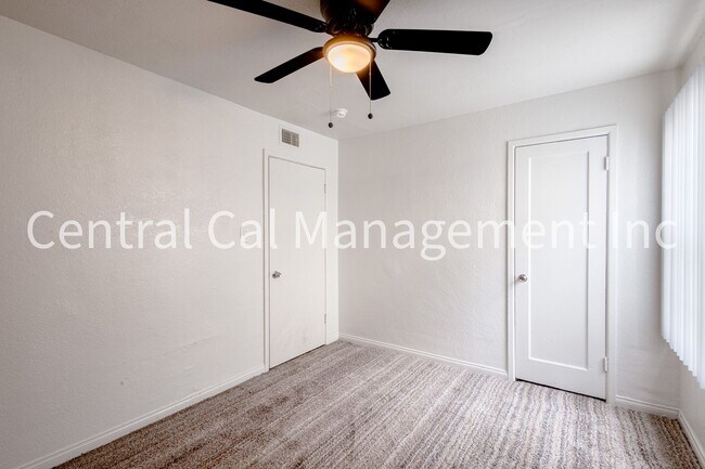 Building Photo - 4 Bedroom/2 Bath Home in Central Bakersfield - $1995 Per Month!