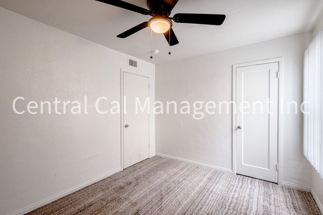 Building Photo - 4 Bedroom/2 Bath Home in Central Bakersfield - $2095 Per Month!