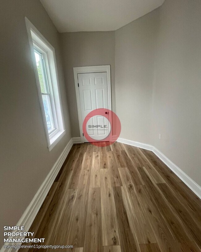 Building Photo - Massive 5 bedroom 1 bath house with fence in yard