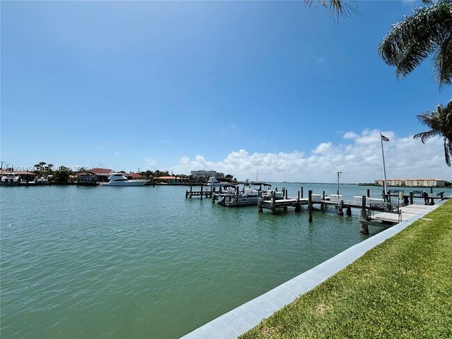 Building Photo - 1323 Bayshore Dr